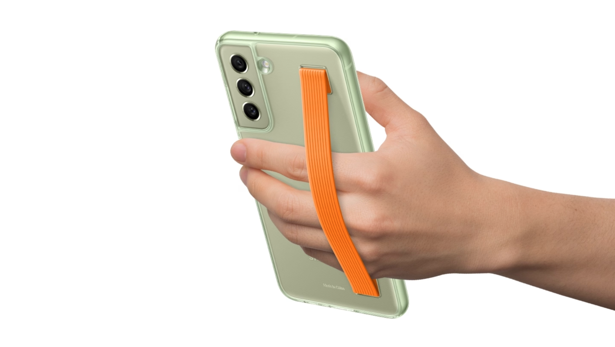Một bàn tay đang cầm Galaxy S21 FE 5G có lắp Slim Strap Cover.
